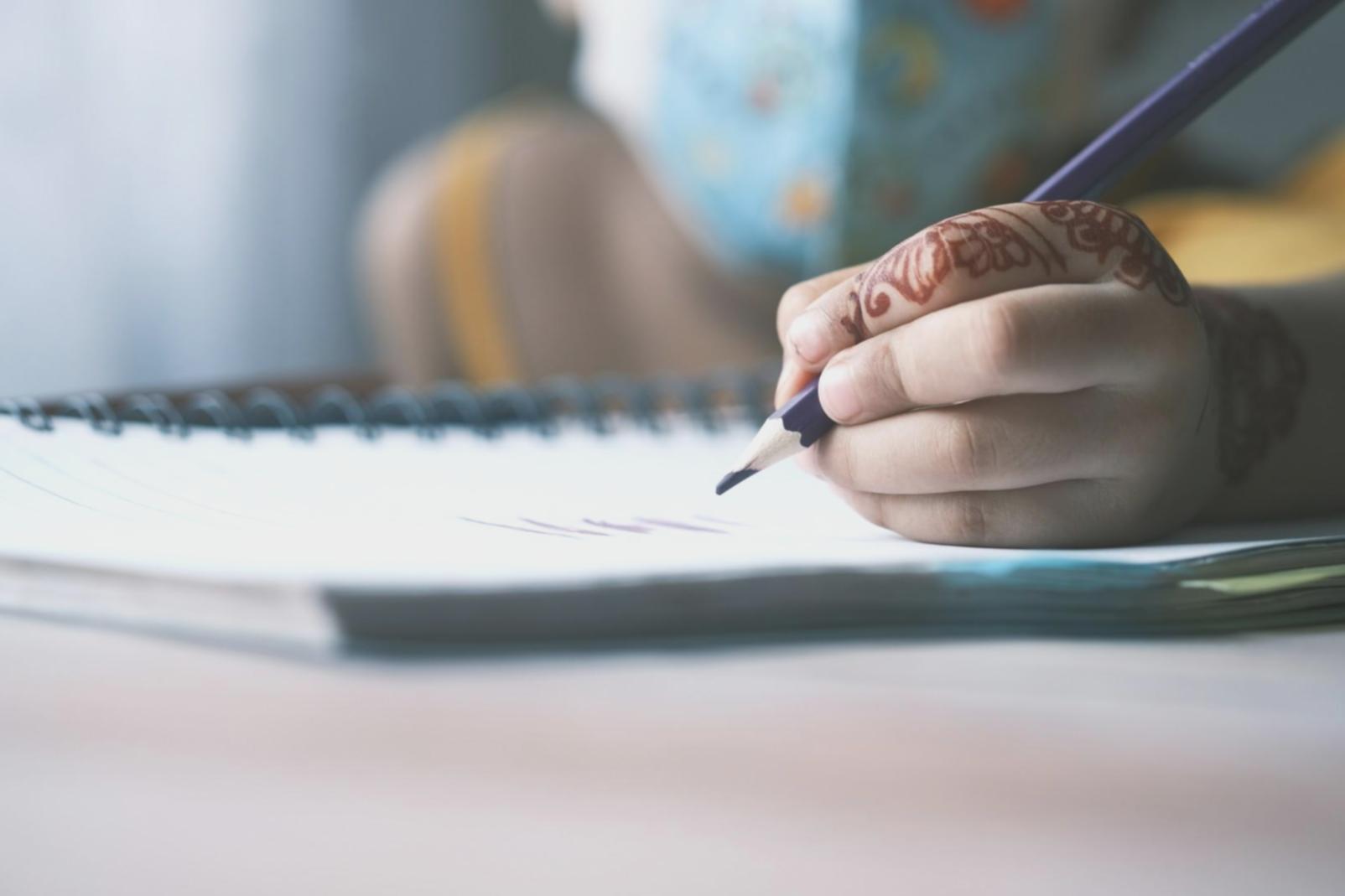 Équipe analysant les performances financières d'une entreprise en croissance