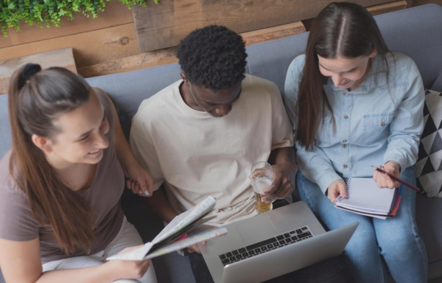 Équipe quentosari travaillant sur analyse de marché