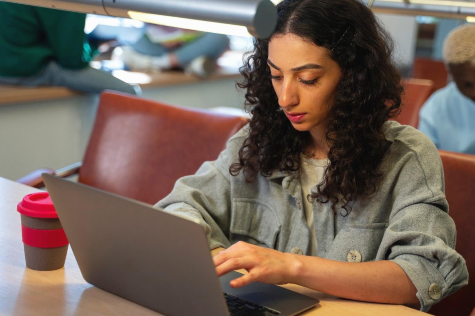 Environnement de travail moderne illustrant la réussite d'une entreprise accompagnée