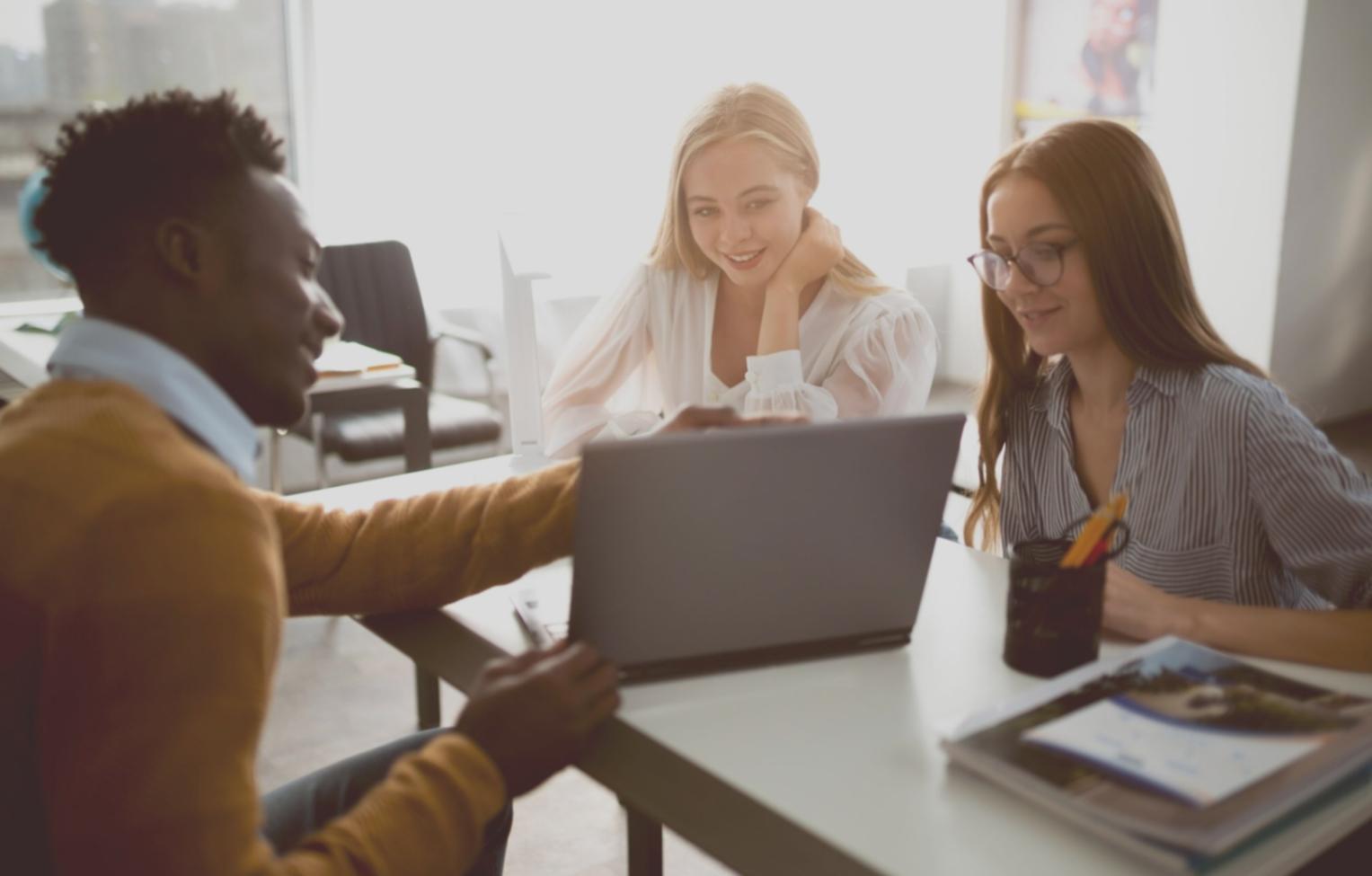 Équipe quentosari travaillant sur des stratégies financières innovantes