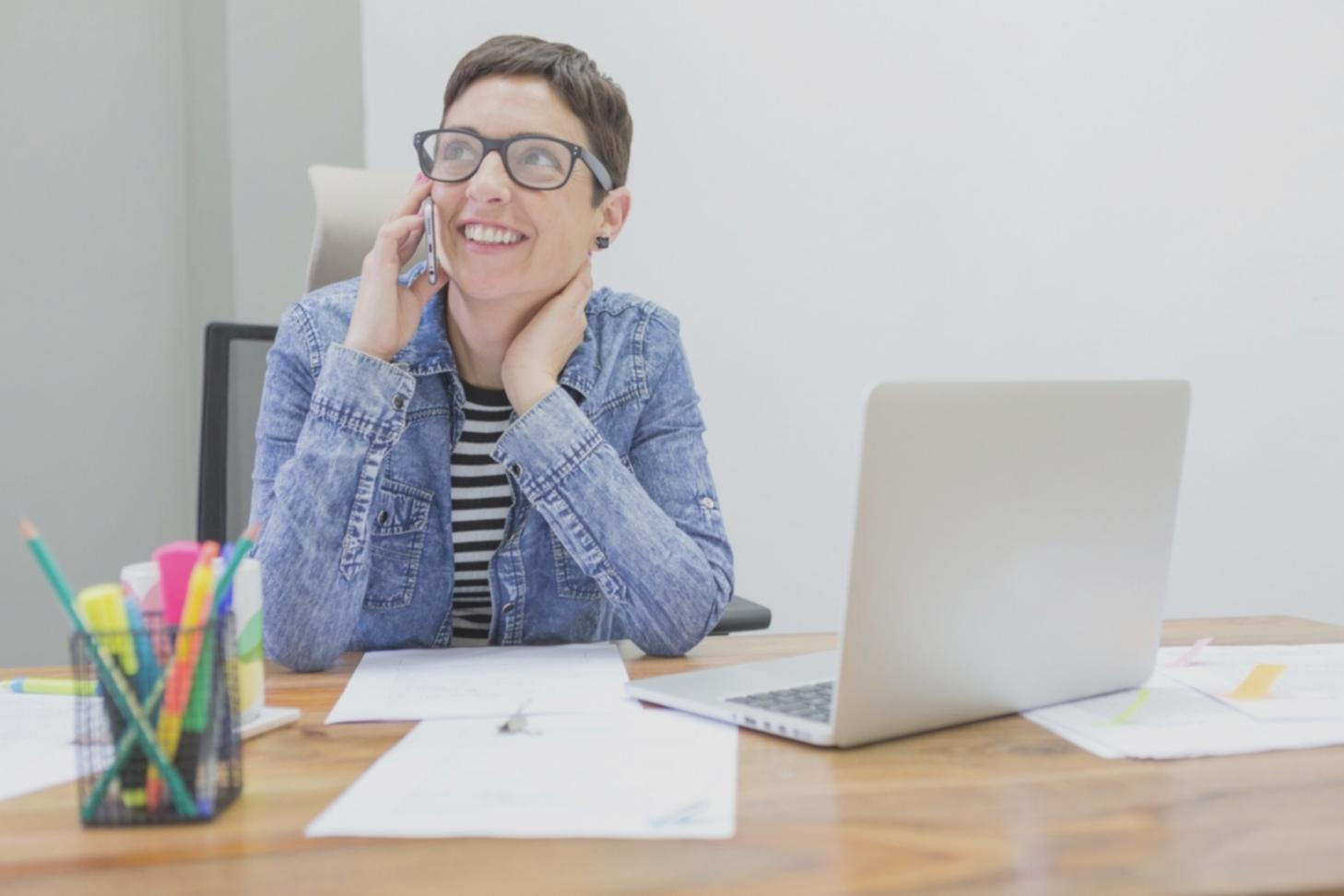 Entrepreneur analysant des données financières pour optimiser sa stratégie de croissance